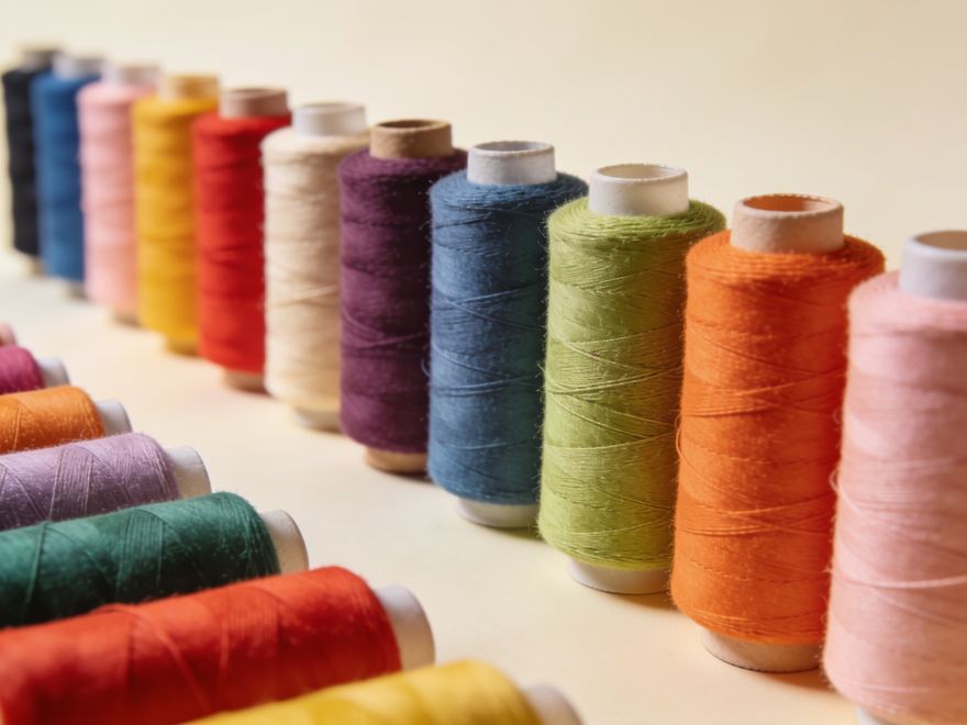 Carretéis de linha de costura coloridos no atacado