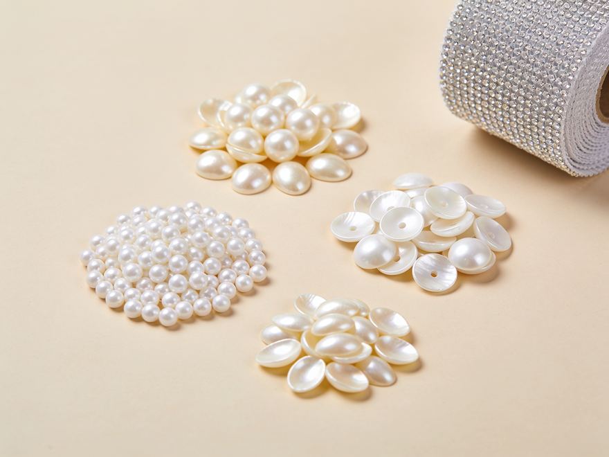 Pérolas, meia pérola e manta de strass para laços e apliques